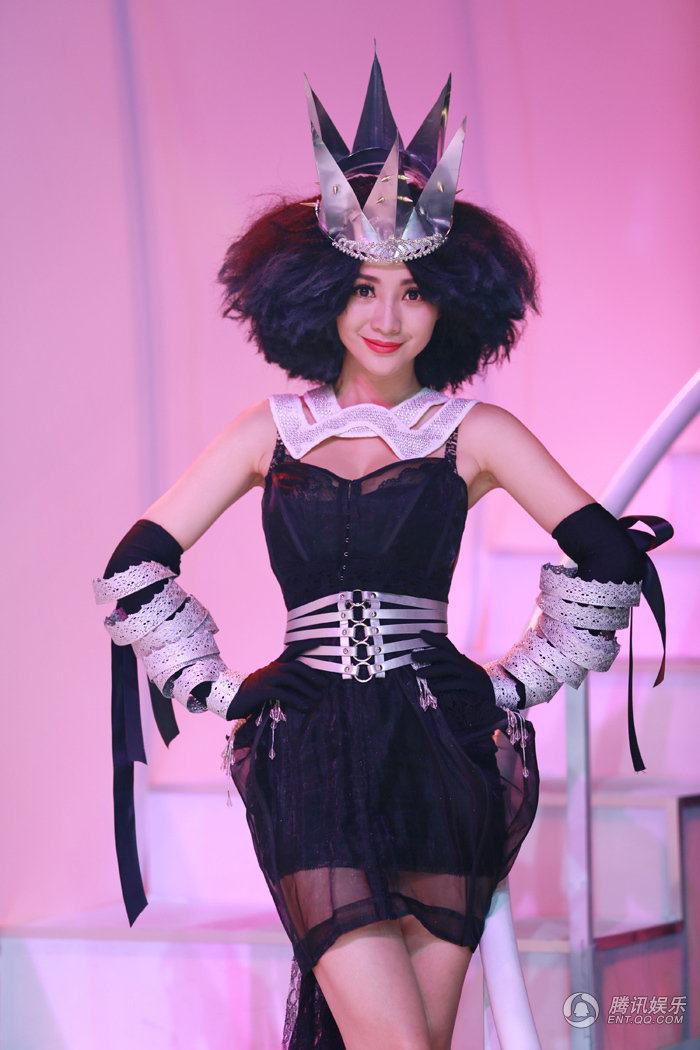 柳巖“女王”范雷人走秀 雜草頭低胸裝秒殺Ladygaga