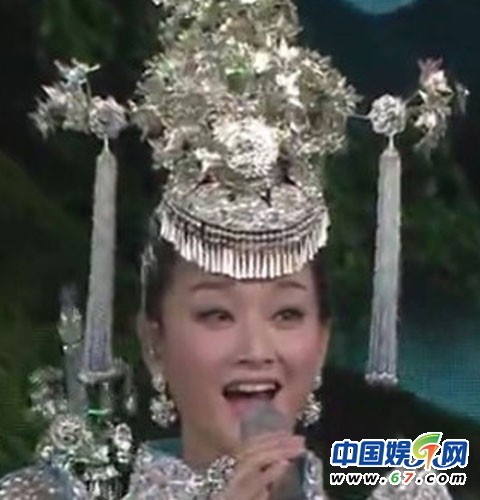 宋祖英確認加盟蛇年春晚 連登24屆春晚造型大回顧(組圖)