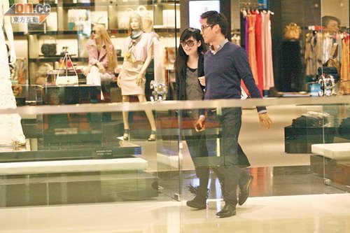 周慧敏在一名男公關陪同下離開名店