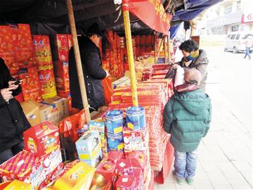 煙花爆竹價(jià)格看漲 看孔雀開屏需花千元