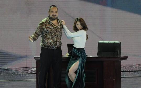 柳巖高開叉裙登臺遭胡渣“屌絲”調(diào)戲 深V下蹲險上下走光