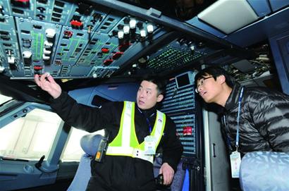 記者體驗(yàn)飛機(jī)維修辛苦 40分鐘完成體檢說話靠吼