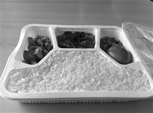 記者暗訪時購買的一盒40元盒飯，打開后里面只有4片牛肉