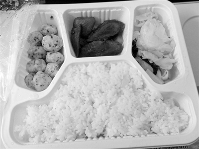 1月31日，D334列車上銷售的15元套餐。新京報(bào)記者 王瑞峰 攝