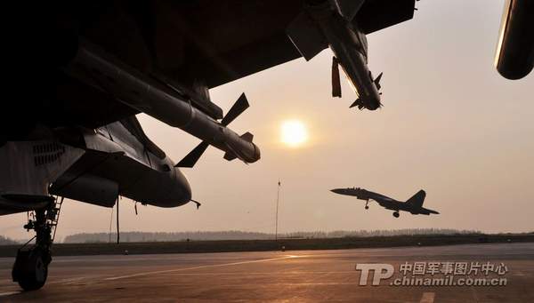 蘭空航空兵某團戰(zhàn)機迎著朝霞起飛。朱志章 攝