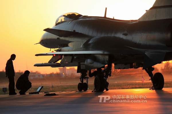 北空某部，機(jī)務(wù)人員在夕陽下維護(hù)殲十戰(zhàn)機(jī)。苑小偉 攝