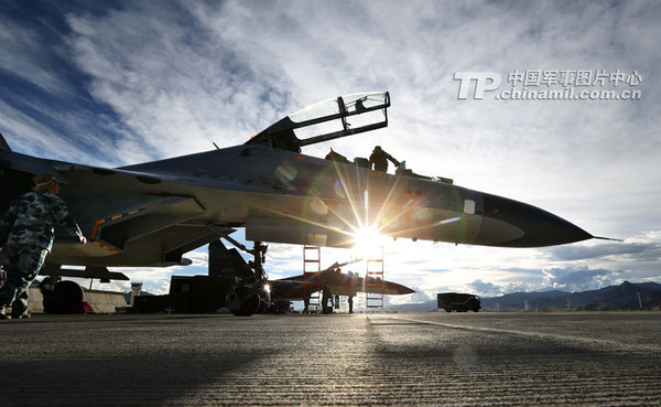 成都軍區(qū)空軍航空兵某師機(jī)務(wù)和場站官兵在西藏高原某機(jī)場緊張準(zhǔn)備戰(zhàn)機(jī)。