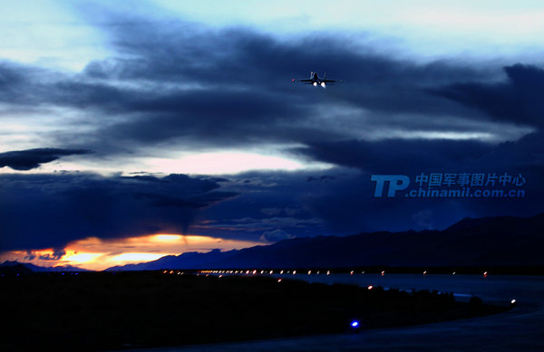 戰(zhàn)機在夕陽的余暉中緊急起飛沖向天際。