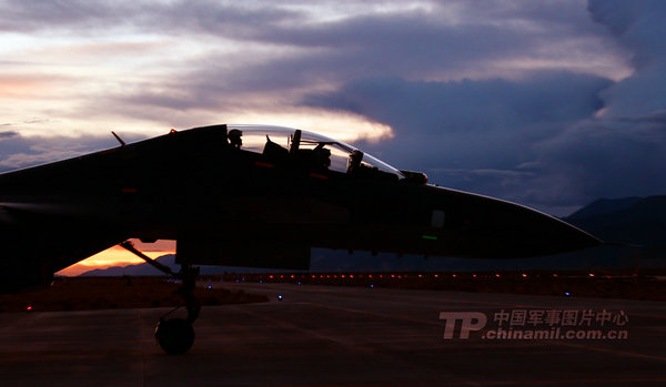 戰(zhàn)機滑向跑道準備起飛。