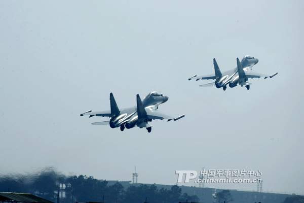 資料圖：南空航空兵精確打擊中遠(yuǎn)距離目標(biāo)。