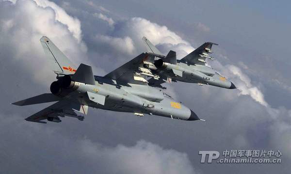 “飛豹”戰(zhàn)機(jī)編隊(duì)超低空飛向目標(biāo)區(qū)域。特約記者崔文斌 攝