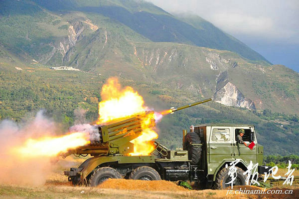 正在野外駐訓(xùn)的成都軍區(qū)某炮兵旅開(kāi)展帶實(shí)戰(zhàn)背景的演練，提高部隊(duì)火力打擊能力。