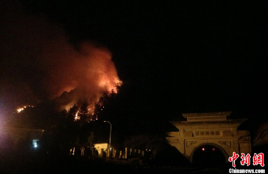 云南大理山火已連燒30小時(shí) 油庫(kù)安全告急