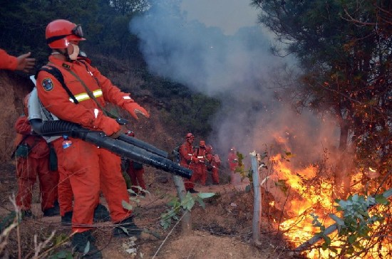 云南大理山火已連燒30小時(shí) 油庫(kù)安全告急