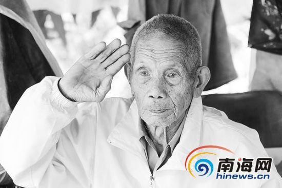 2月5日，秦崇議在家中向客人敬軍禮。