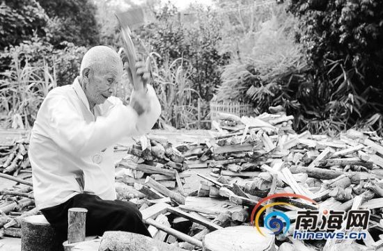 2月5日，秦崇議在家中劈柴。