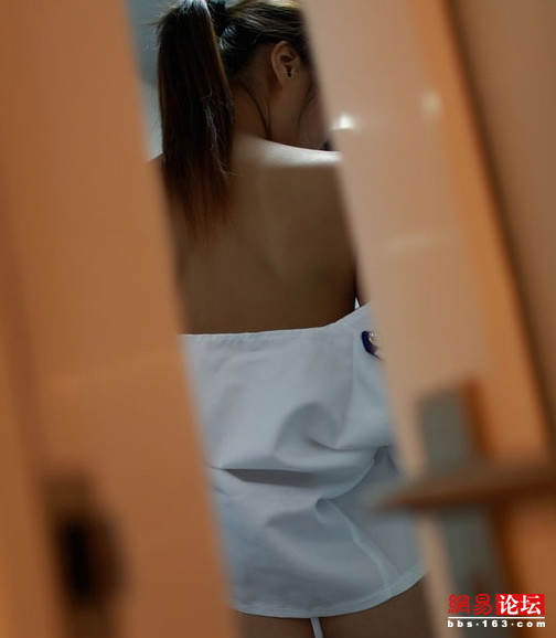 震驚臥室偷拍 關(guān)好自己家門(mén)窗啊