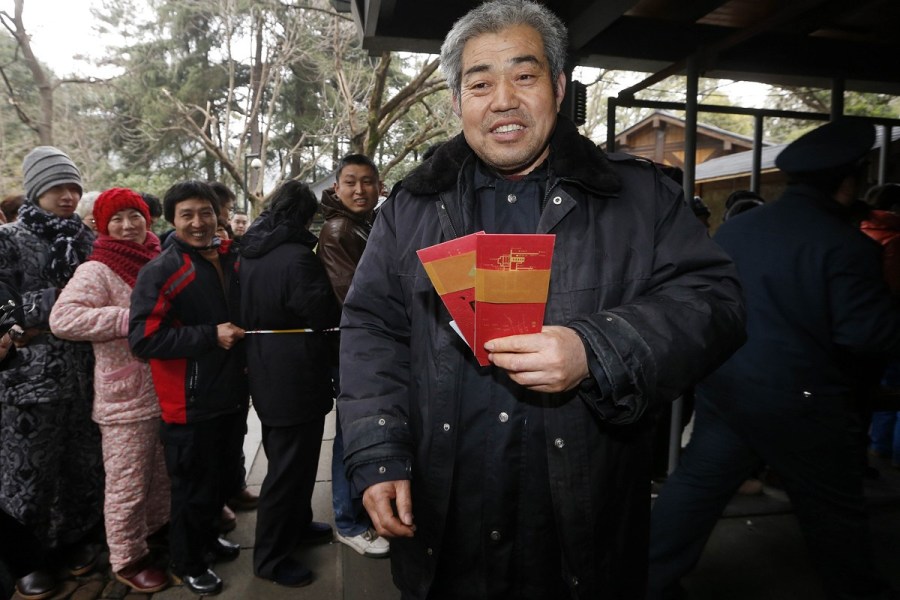 杭州市民排隊購除夕頭香門票
