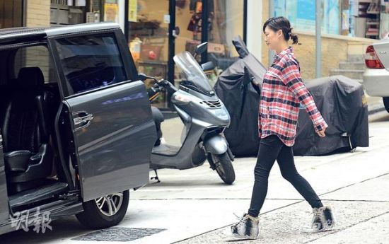 懷孕接近4個(gè)月的應(yīng)采兒開始圓潤(rùn)發(fā)福，不過依然健步如飛。