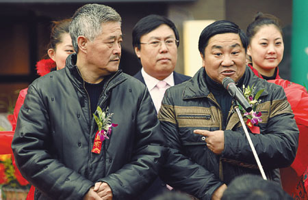 趙本山的公司出品的電視劇《鄉(xiāng)村愛(ài)情》