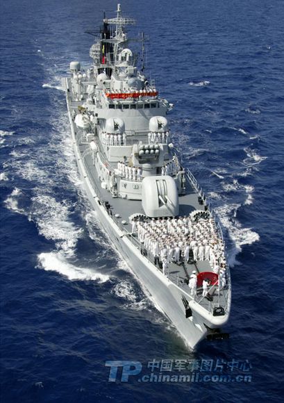 資料圖：青島艦遠航駛出領(lǐng)海線。