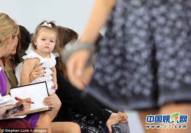 貝克漢姆女兒小七19個(gè)月四次看秀 網(wǎng)友：長大要逆天