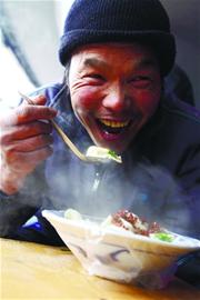 記者昨跟訪38歲外來(lái)工老周他邊打零工邊找活一天限額花銷30元夢(mèng)想年底攢下3萬(wàn)元帶回安丘老家