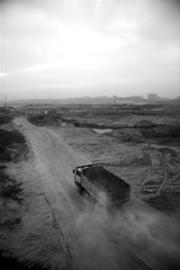 渭河西安段是西安市最大的過境河，有著“綠肺”的稱號(hào)，但在挖沙以及污染的雙重影響下，如今極盡悲涼，干枯的河床已被來往的拉沙車碾出了路，圖為拉沙車行駛在渭河河床，掀起灰塵一片