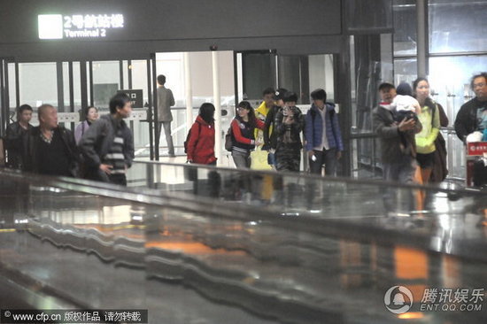 近日，張杰謝娜一同出現(xiàn)在上海虹橋機場