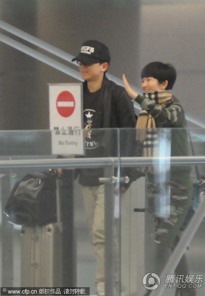 近日，張杰謝娜一同出現(xiàn)在上海虹橋機場