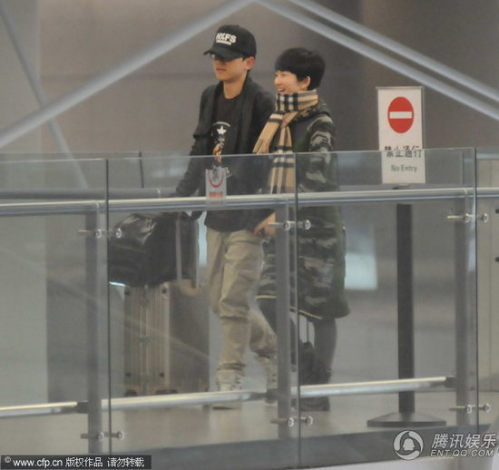 近日，張杰謝娜一同出現(xiàn)在上海虹橋機(jī)場(chǎng)