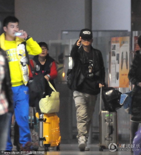 近日，張杰謝娜一同出現(xiàn)在上海虹橋機場