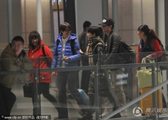 近日，張杰謝娜一同出現(xiàn)在上海虹橋機場