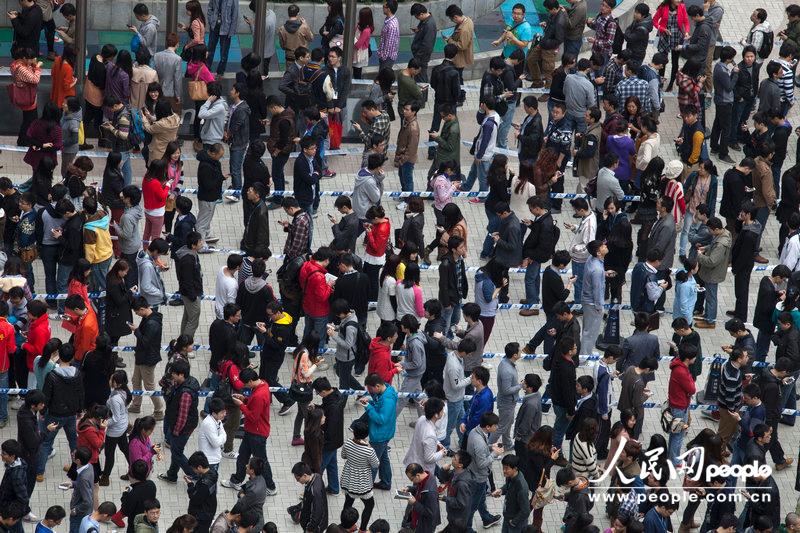 深圳一公司數(shù)千員工排隊(duì)領(lǐng)紅包 從39樓排到大廈外