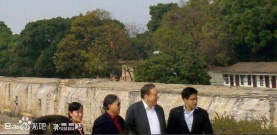 郭晶晶霍啟剛情人節(jié)逛虎門(mén)炮臺(tái) 身材扁平無(wú)孕相