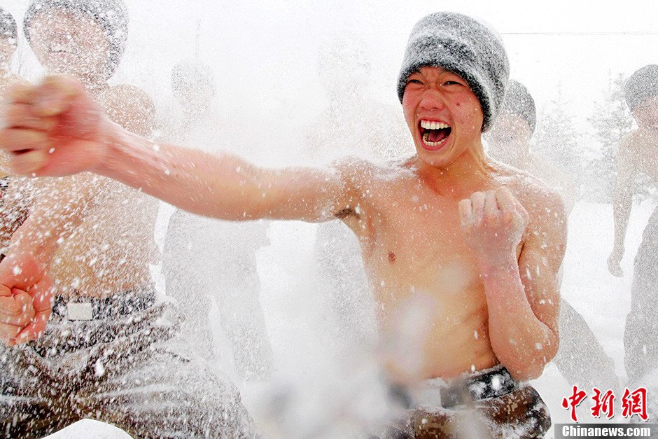 黑河邊防團(tuán)零下30度赤膊浴雪