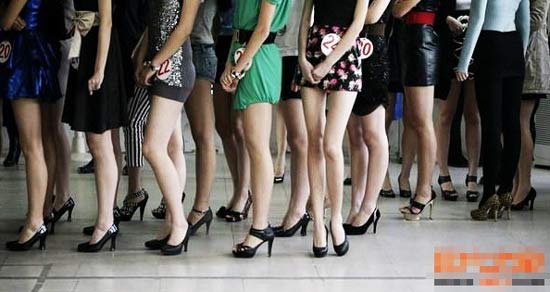 在藝考中，女學(xué)生為了追求更好的狀態(tài)亮相，掀起整容熱潮