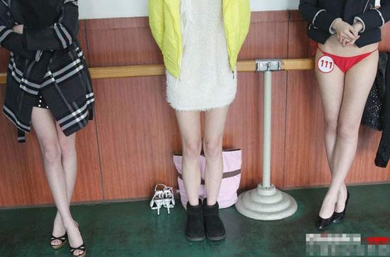 在藝考中，女學(xué)生為了追求更好的狀態(tài)亮相，掀起整容熱潮