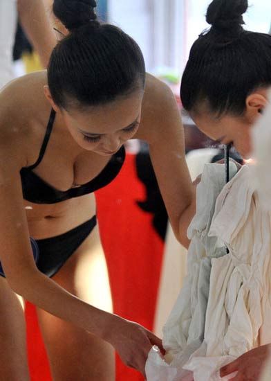 在藝考中，女學(xué)生為了追求更好的狀態(tài)亮相，掀起整容熱潮