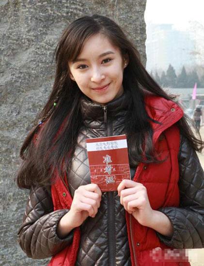 在藝考中，女學生為了追求更好的狀態(tài)亮相，掀起整容熱潮