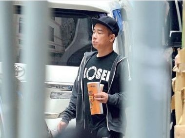 陳小春陪應采兒做產(chǎn)檢貼心伺候