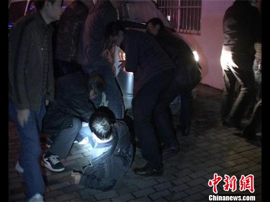 眾人抬車(chē)救人。 林增崇 攝