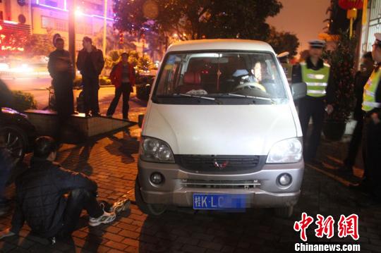 眾人抬車(chē)救人。 林增崇 攝