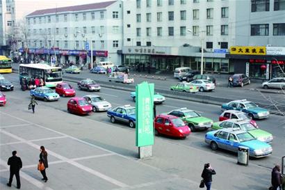 火車(chē)站的哥一聽(tīng)外地口音狂宰客 汽車(chē)站黑出租20元起步