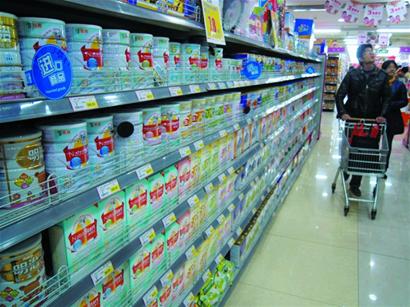 香港嚴控奶粉代購網(wǎng)上應(yīng)聲漲20元 市民:漲也堅持買