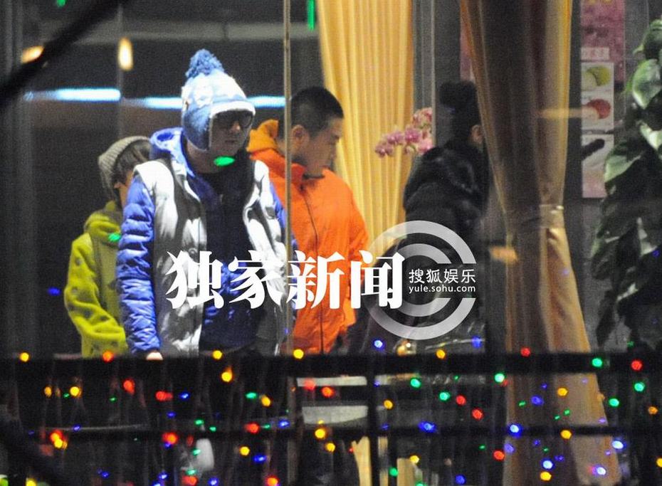 追星：徐克攜小女友深夜覓食無(wú)交流 吳京謝楠深夜會(huì)有秀恩愛(ài)
