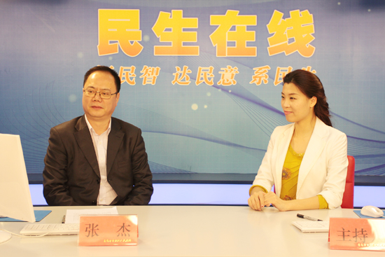 青島市市北區(qū)區(qū)長張杰（左一）與網民在線交流 （攝影 周琦）