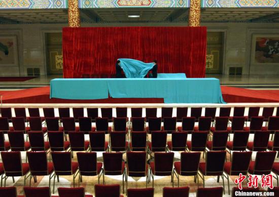 3月1日，北京，人民大會堂內(nèi)，工作人員在布置會場。田賀 攝 CFP視覺中國 版權(quán)作品 請勿轉(zhuǎn)載