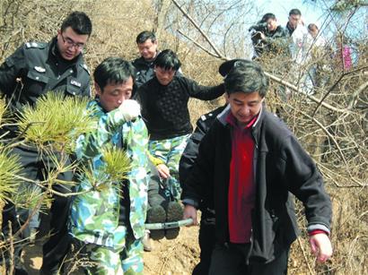 浮山頂墜崖 快救她！