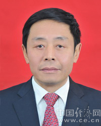 龍華，男，漢族，重慶巴南人，1958年2月生，研究生，歷史學(xué)碩士，講師、政工師，1976年8月參加工作，1988年6月加入中國共產(chǎn)黨。